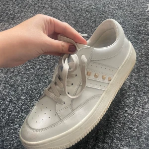 Sophie schnoor sneakers  - Super snygga sneakers som är super bekväma också 🎀🎀 tvättar såklart dom också innan jag postar dom💕😊 skriv för mer info och bilder 
