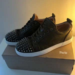 Louboutin skor - Fetaste Loubsen på marknaden! Säljer nu mina tvär feta loubs då dom börjar bli för små för mig. Skicket är 9/10. Box medföljer. Hör av er vid minsta fråga eller fundering😃