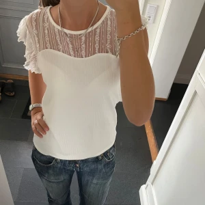 Vit spetstopp - Vit spetströja från JDY i storlek M. Fint skick. Använd gärna köp nu!