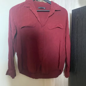 Skjorta - Bra kvalite, å bra i storleken. Har använt ett antal gånger
