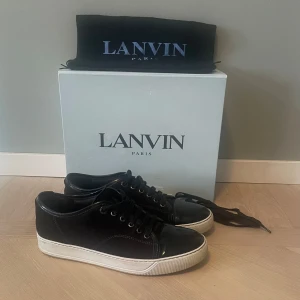 Lanvin cap toe - Säljer ett par riktigt feta Lanvins i storlek 42, (Uk 7). Fint skick! Det som ingår är box, dustbag samt extra snören! Nypris på dessa ligger runt 5000, säljer dessa för 2800! För eventuella frågor är det bara att hojta till! Mvh Jonathan. 