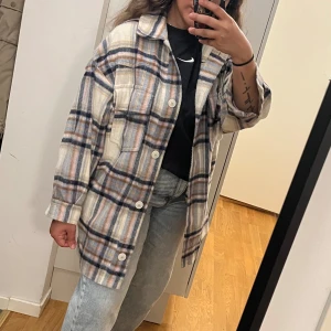 Höstjacka/ kappa från mango - En väldigt fin jacka från mango  Passar perfekt till hösten Storlek s men är en oversize modell så passar en m med
