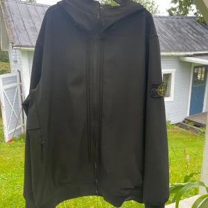 Stone island Soft Shell jacket - Säljer denna soft Shell jacka stone island köpt i Italien kvitto och allt finns storlek xl men passar L