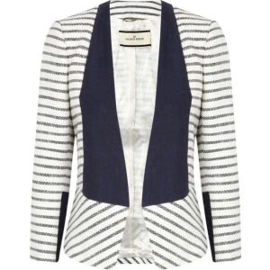 By Malene Birger, kavaj stl 36 - Kavaj i nyskick från by Malene Birger. Nypris drygt 3600kr, se bild. Omskriven i media, nu slutsåld. Vackert emblem på insidan av kavajen med By Malene Birgers logga.   Kan skickas eller hämtas hos mig på Östermalm. Se även mina övriga annonser.