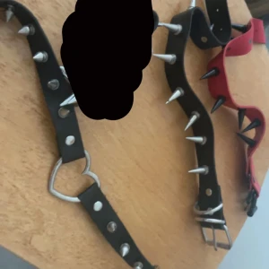 chocker - tre chockers 👍 på bild två är det ett chain bälte oså, kan sälja alla för 50
