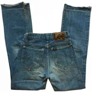 Snygga vintage jeans från Lee!100% bomull, medelhöga/Högmidjade Midjemått 67cm Innerbenslängd 76cm Grenmått 26cm, OBS! Fläckar finns (fråga efter bild)