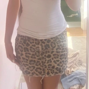 Leopard kjol - Leopard kjol i jeans från Gina. Storlek 38 sitter perfekt som lågmidjat för mig. Avklippt men tycker det är en cool detalj. Bra skick, nypris 500kr! 💞🐆 