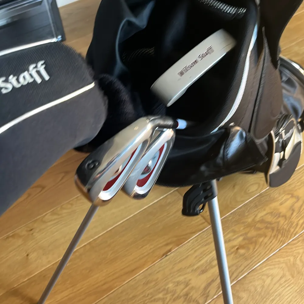 Säljer en fin bra skick Wilson staff golfbag den inhehåller en sand wedge en 6 a en hybrid och en putter . Accessoarer.