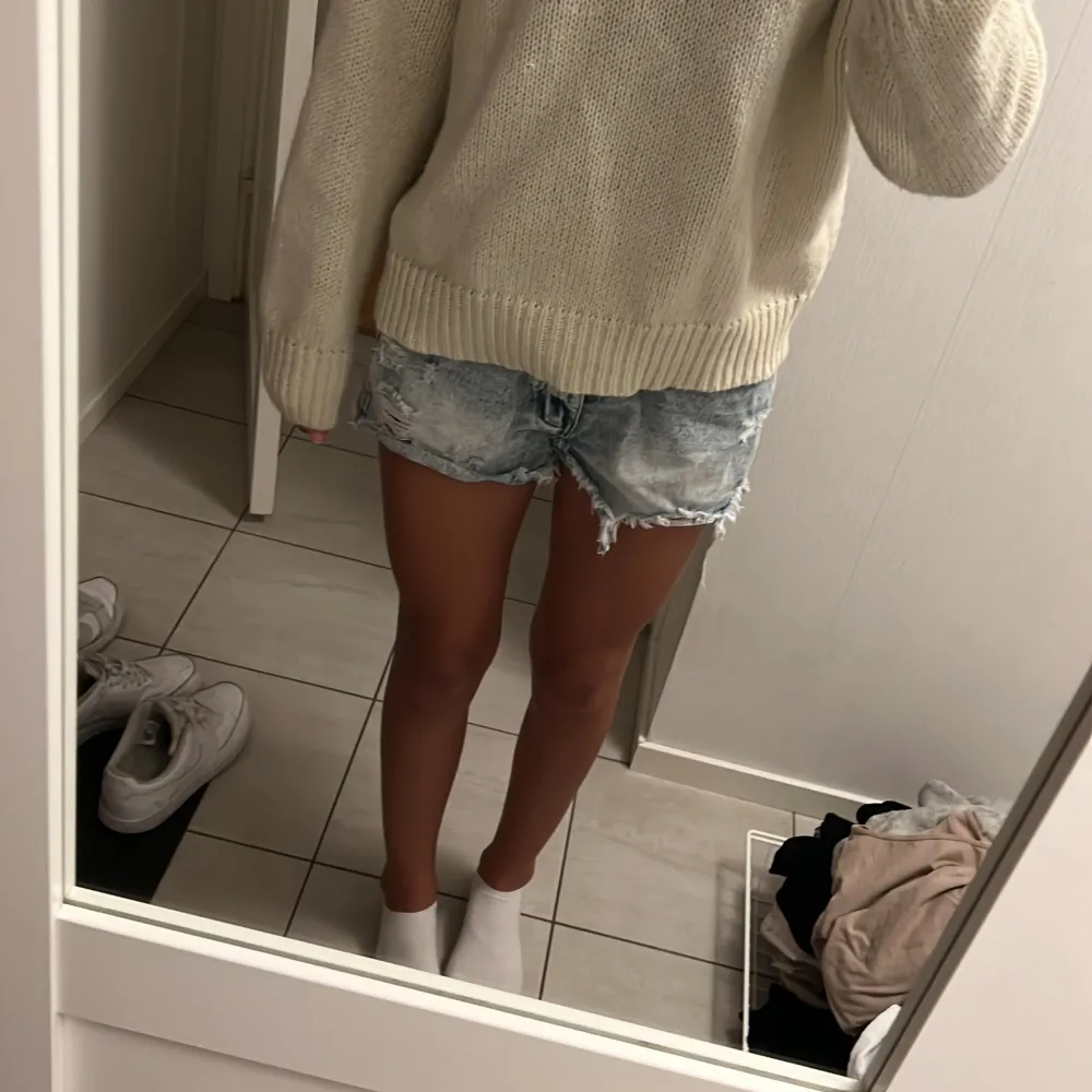 Jeansshorts i storlek M från SHEIN  Aldrig använda råkade köpa två  Krymper i första tvätten . Shorts.