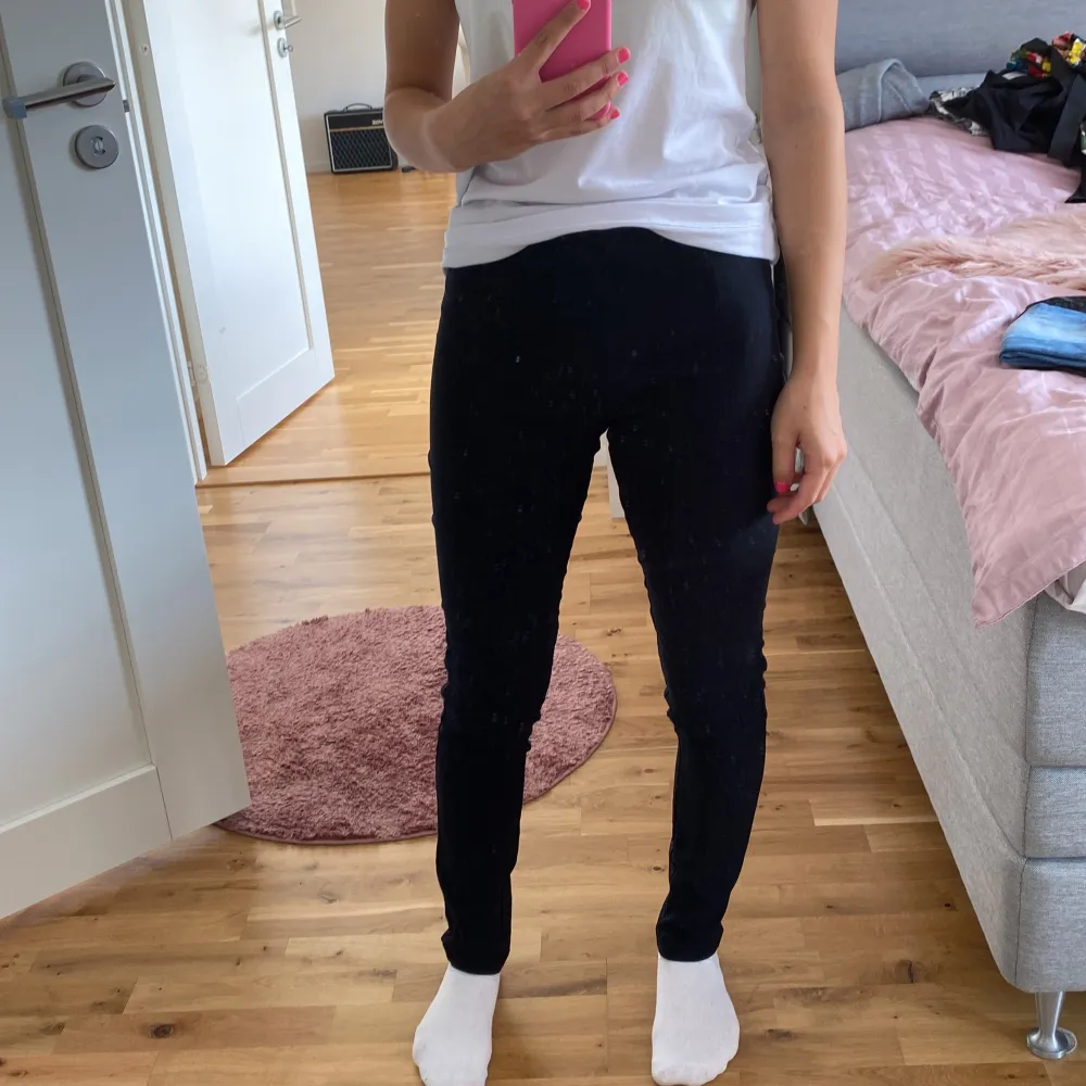 Säljer ett par svarta leggings från Kappahl i storlek 36. De är superbekväma och perfekta för vardagsbruk. Passar till allt och är ett måste i garderoben! 🖤. Jeans & Byxor.