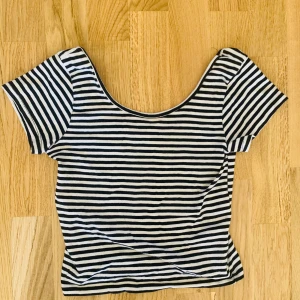 Topp - Randig topp i storlek S.