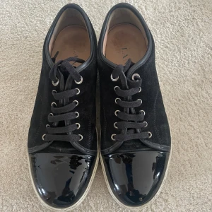 Svarta lanvins  - Svarta lanvins i väldigt bra skick, stilrena och passar till allt! Använda under en säsong. 