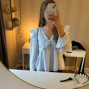 Blus från Gina tricot  - säljer min fina blus från gina tricot, i storlek 170 och passar på mig som vanligtvis har XS-S. Tröjan är i super fint skick och nästan aldrig använd, tar emot alla prisförslag! 💗