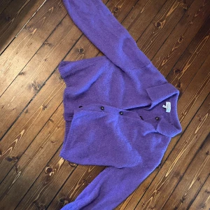 cardigan lila - lila cardigan från & order stories  varmt material