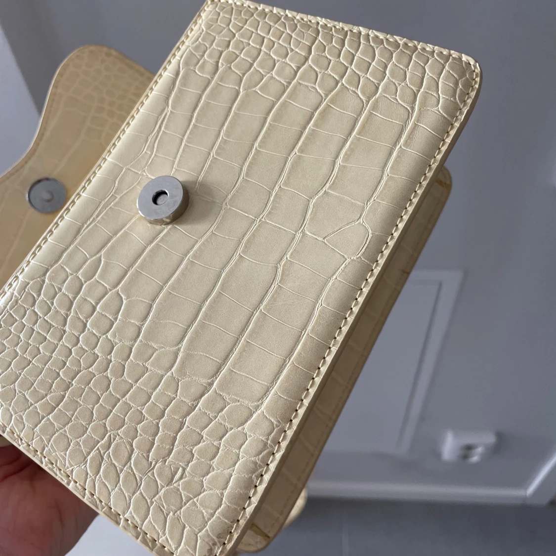 Beige axelväska med krokodilmönster - 93