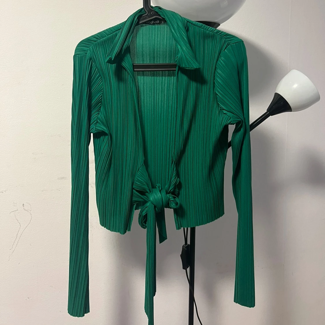 Boohoo- Helt ny plisserad blus