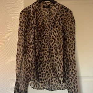 Vila blus - Blus från vila i ganska transparent tyg. Använd ett par gånger. 