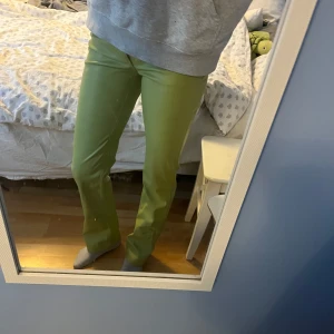 Skinnbyxor  - Ett par jätte coola gröna Skinnbyxor frpn bikbok. Aldrig använda💞