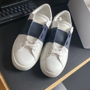 Valentino open 42 - Hej, detta är en intressekoll på ett par jättefina valentino opens. Skick 9/10. Inga defekter förutom märket som syns på bild 4. Box och dustbag medföljer. Boxen är lite sönder och är en replacement box. Köpta på plick.