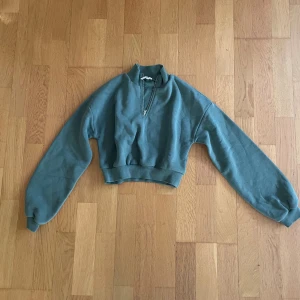 Cropped sweatshirt 💚 - Cropped sweatshirt med dragkedja från NLY trend i storlek XS. Använd många gånger. Nypris för 229kr  💚🫧🍀🐚🍃🧚