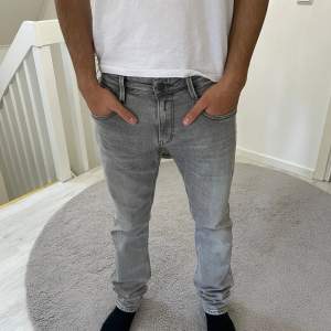 Replay jeans,slim fit. Dom är köpta för 1500kr| säljer dem för 500kr| Pris kan diskuteras Jag på bilden är 170cm och väger 60kg 