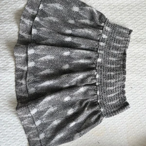 Kjol - Jättefin kjol i ett coolt svartvitt mönster! 