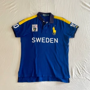 Polo ralph lauren chief keef Sweden polo big pony piké - Toppskick.  Otroligt sällsynt och exklusiv tröja.  Sedd på Chief Keef.  Storlek XL.  Fler bilder finns det är bara att höra av sig.  Andra frågor är även välkomna.  100% äkta såklart