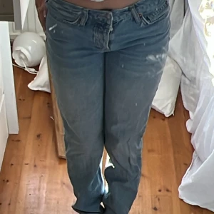 Lågmidjade jeans - Raka lågmidjade jeans från lager 157. Säljer då jag har ett par liknande.💕