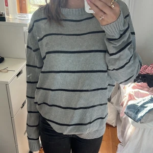 Stickad tröja - Superskön stickad tröja från Murrey. Säljer då den inte riktigt är min stil💕