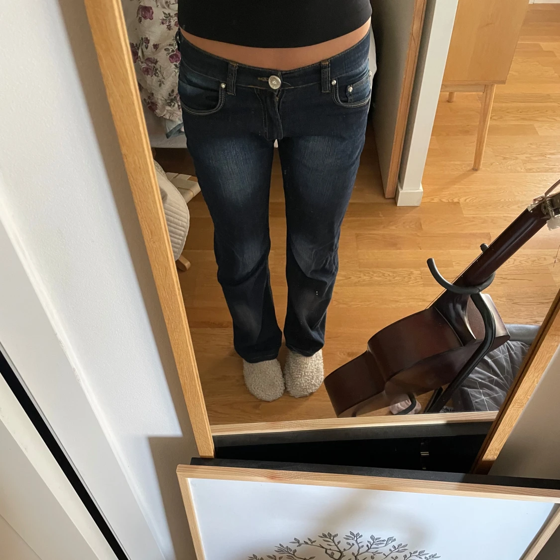 Mörkblå jeans med broderade bakfickor - 92