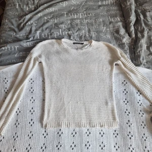 Beige stickad tröja från Soul River - Säljer en superfin beige stickad tröja från Soul River. Den är perfekt för höst och vinter med sin mysiga och varma känsla. Tröjan har långa ärmar och en normal passform. Den är i bra skick och redo för nya äventyr! 🧶✨