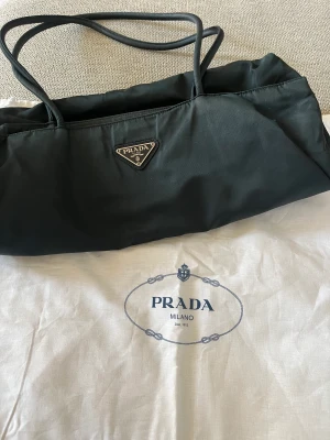 Prada bag - endast använd ett fåtal gånger, så i väldigt bra kondition! Dust bag och äntehets bevis tillföljer 🩵