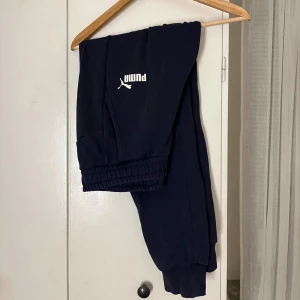 Blåa Puma mjukisbyxor  - Ett par blåa Puma mjukisbyxor i storlek M. Har inte använt de då de är för stora på mig.  Nypris är 600 kr jag säljer dem för 300 kr.  För mer information skriv till mig .