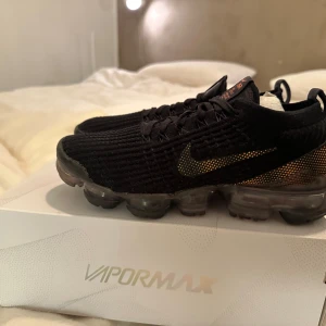 NIKE AIR VAPORMAX FLYKNIT 3 - Säljer dessa vapormax i storlek 38,5(EU). Skorna är i nyskick och är använda ett par enstaka gånger. Inget synligt fel utan i princip helt nya. KOM MED BUD!!! 