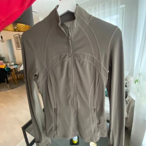Lululemon define jacket nomad - Säljer min define jacket för jag vill köpa ny färg, använd några gånger! Limiterad slutsåld färg därav priset, strl 6💕 färgen är lite beige grön