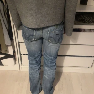 Low waist jeans  - Jätte fina low waist jeans, mammas gamla så säljs nog inte längre därav priset! Passar nån som e i längden 163-170 skulle jag säga💞 ca 38 cm rakt över och storlek 28 på jeansen💞