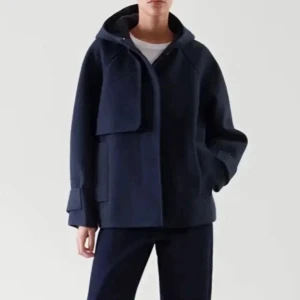 Cos jacka marinblå kappa - Säljer min Cos jacka / kappa för den inte kommer till användning. Inga skador eller liknande skriv för fler bilder.☺️ Perfekt som vinter jacka vår jacka höst jacka. Obs lånade bilder.💕