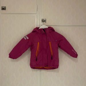 Vinterjacka barn  - Vinterjacka från Lindberg i fint skick. Strl 92 