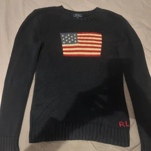 Ralph lauren stickad flag - Hej säljer nu min nyköpta tröja eftersom att den var lite för stor för mig! Den var väldigt bra skick och kan även tänka mig göra byten till L! Den är storlek XL i barn och skulle säga att den passar S i herr storlek!