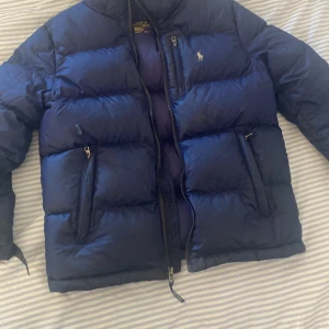 Ralph Luren Performance  - Mörk blå  Size: 150/76 Har används lite  