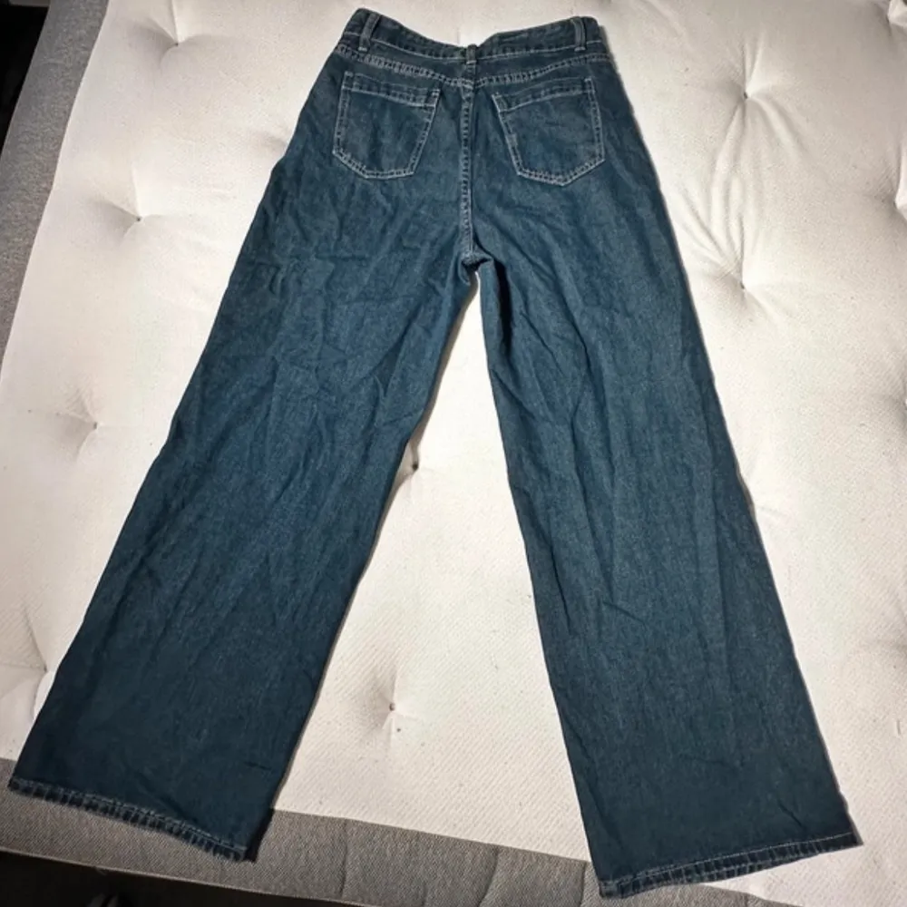 Storlek L men skulle säga att de mer är en S/M, vida i benen/straight leg. Mörkblå, fint skick. Skulle säga att de passar någon som är 165 lång! Köpare står för frakt!. Jeans & Byxor.