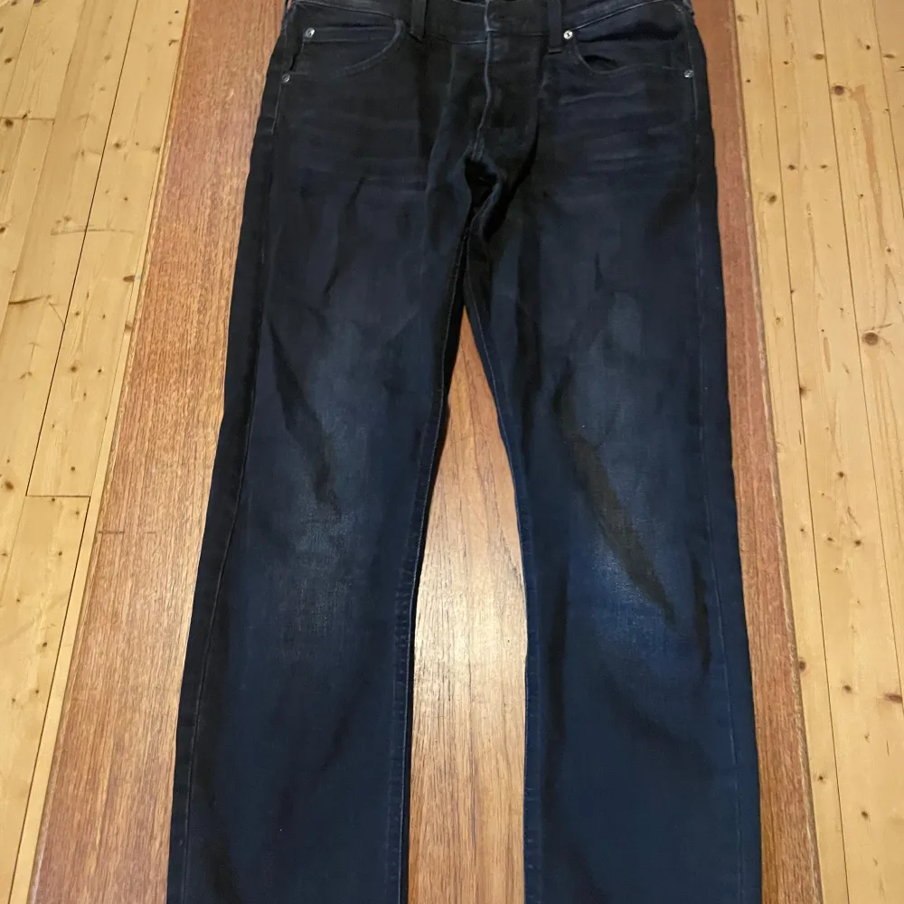 Tja! Säljer dessa svarta lee jeans i storlek 31/32. De är använda rätt mycket men har inga hål eller andra defekter. Jeansen är slim.. Jeans & Byxor.