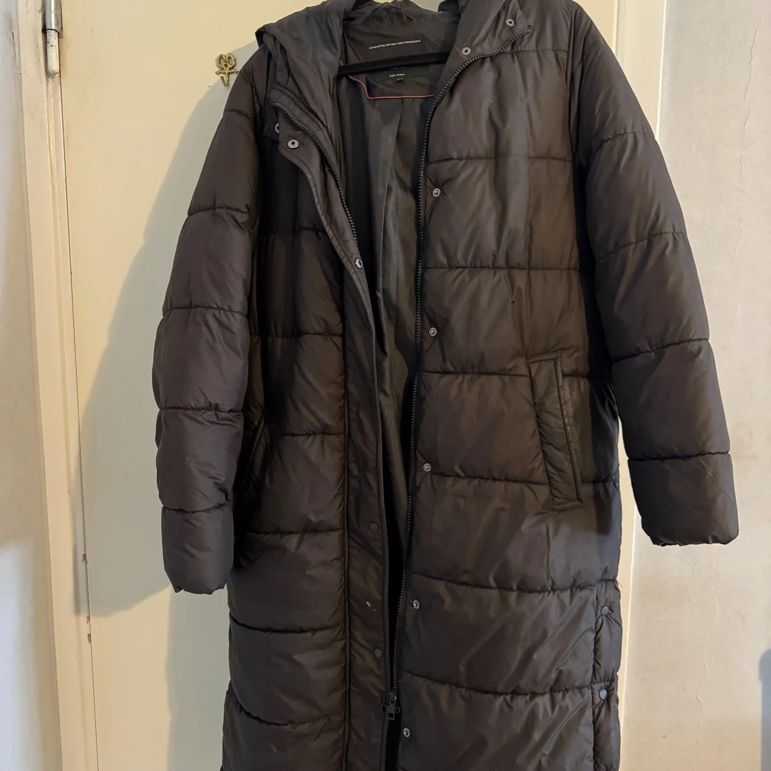 Lång svart vinterjacka