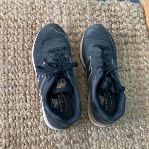 New Balance black - Selling my old New Balance 500 shoes. Black colour with brown details. Very light and comfortable 