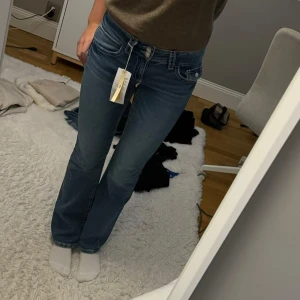 Lågmidjade jeans - Säljer dessa jättesnygga slutsålda  lågmidjade jeans från Gina Young i tall. Prislapparna kvar💗