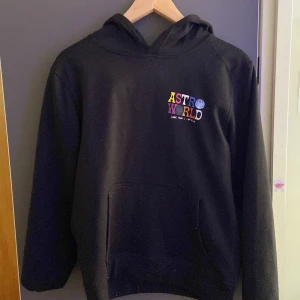 Travis scott hoodie - Säljer en Travis scott hoodie i storlek S den är i ganska bra skick den har varit med ett tag dock men riktigt fin hoodie