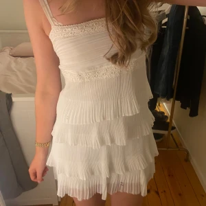 Studentklänning  - Världens snyggaste vita klänning, perfeeekt till studenten. Köpt för längesen och finns bara ett exemplar, då den är skräddarsydd. Håller hårt i denna, men känner att någon kan få mer användning för den. Har klippt av underkjolen lite. Men syns inte.