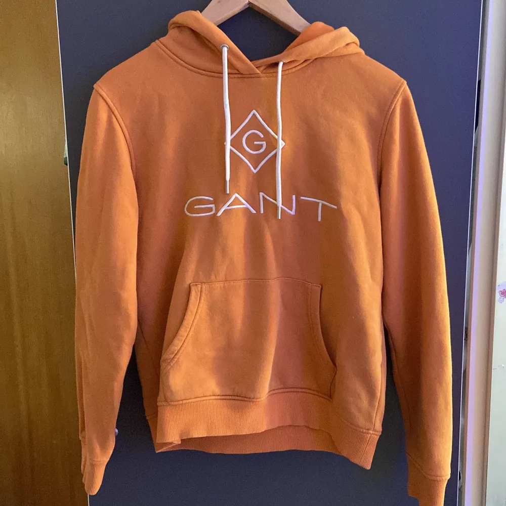 Säljer en gant hoodie i jätte bra skick i storlek S skriv om ni har frågor eller funderingar . Hoodies.