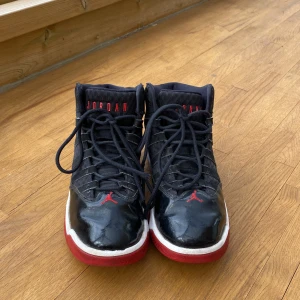 Jordan retro red and black  - Tjenare! Säljer mina Jordans Storlek EUR 40 Använda Endast inomhus skriv om du har något prisförslag