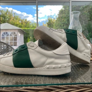 Valentino Garavani Skor - Säljer nu mina RIKTIGT feta Valentino skor, 8/10 skick. Lite syn av användning